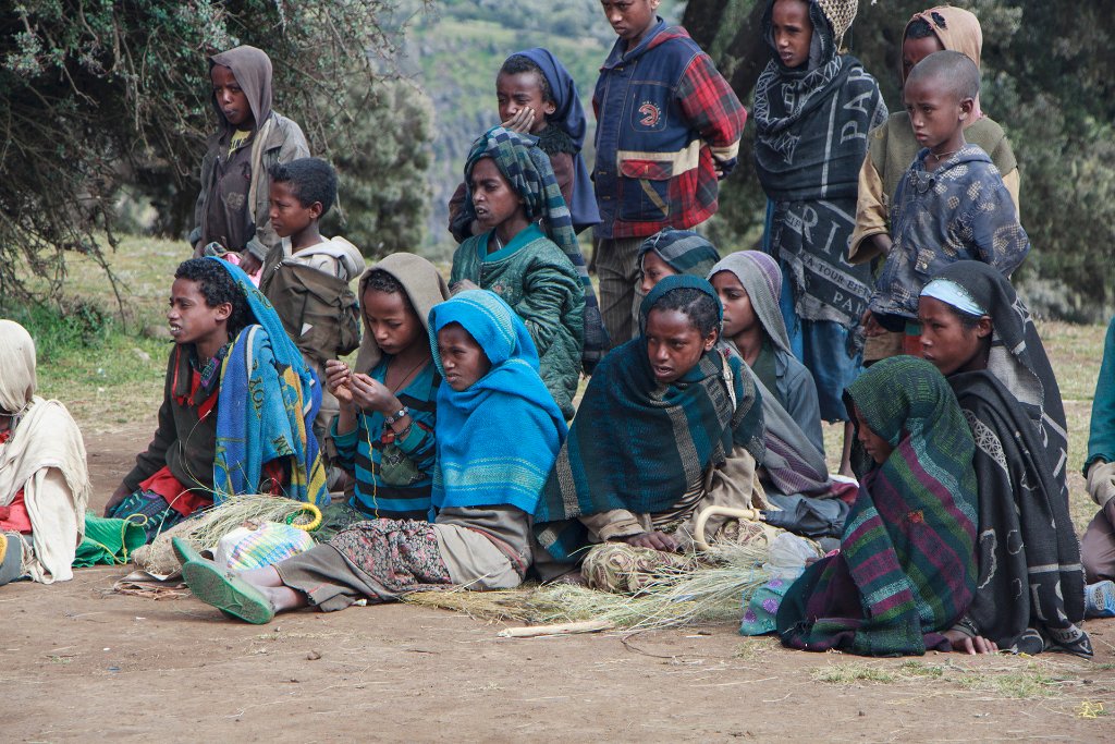 13-Children patiently waiting to sell something.jpg - Children patiently waiting to sell something